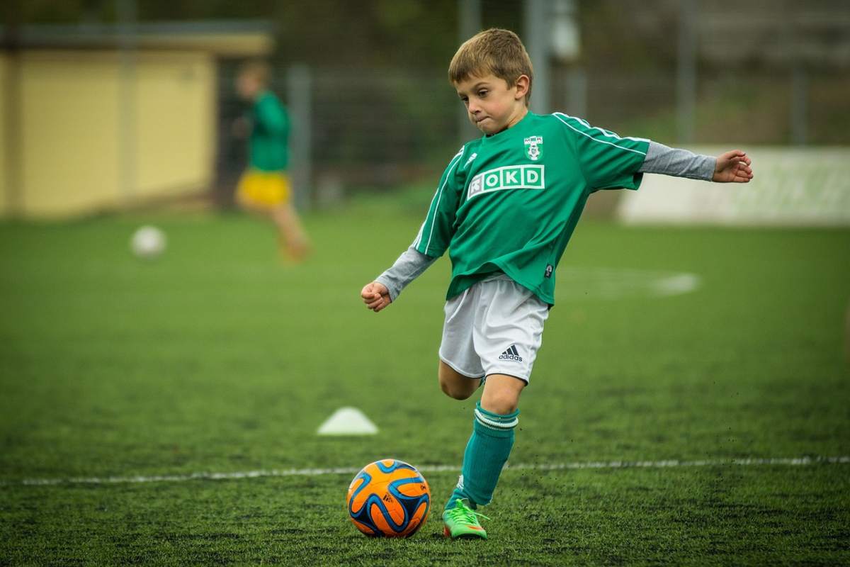 Bambino che gioca a calcio