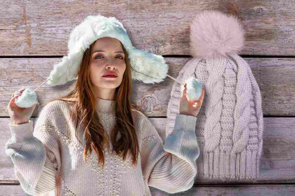 donna che indossa cappello con pompon