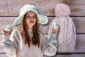 donna che indossa cappello con pompon