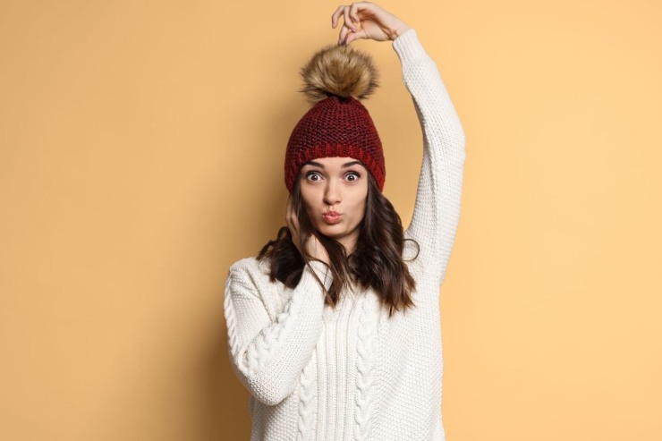 donna che indossa cappello con pompon